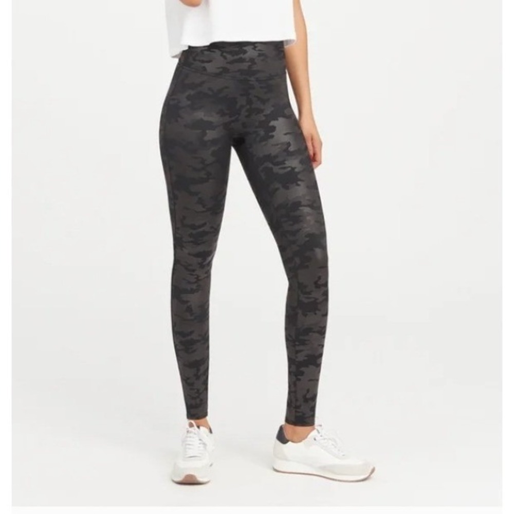 Spanx Faux Leather Leggings Womens M Matte Black Camo Stretch Shaping Pull On